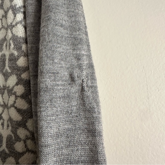 Uniqlo • 100% Wool Floral Patterned Sweater‎ - Picture 5 of 7